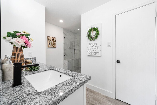 Building Photo - 5130 Riverwood Dr