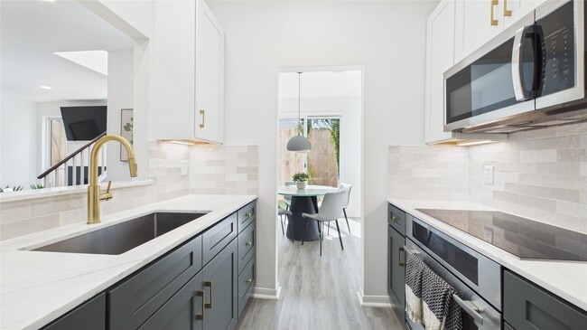 Building Photo - 1211 Jackson Blvd