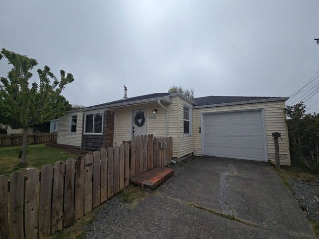 Building Photo - Beautifully designed 2BD/1BA home located near Henderson Center!