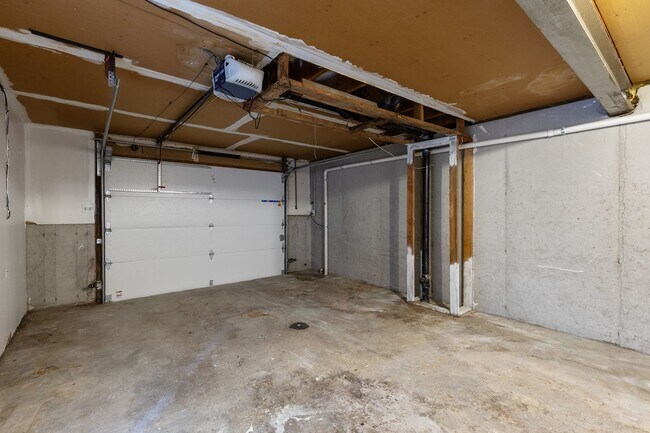 Building Photo - Just Listed! Step into one of the Northlan...