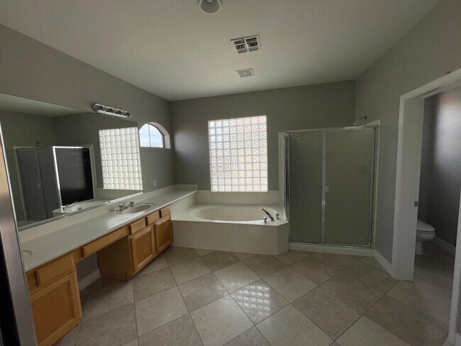 Building Photo - 2225 E Detroit St