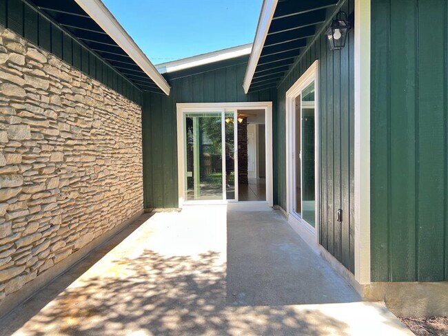 Building Photo - 2305 Western Trails Blvd