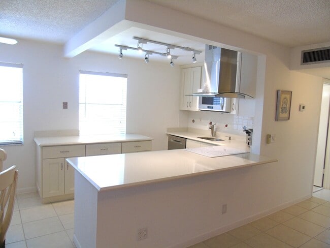 Building Photo - 219 Normandy Ln