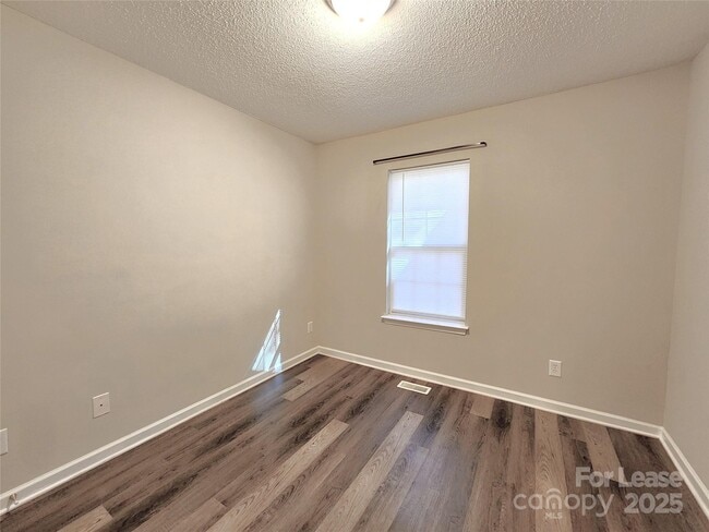 Building Photo - 209 Hickory Wood Dr