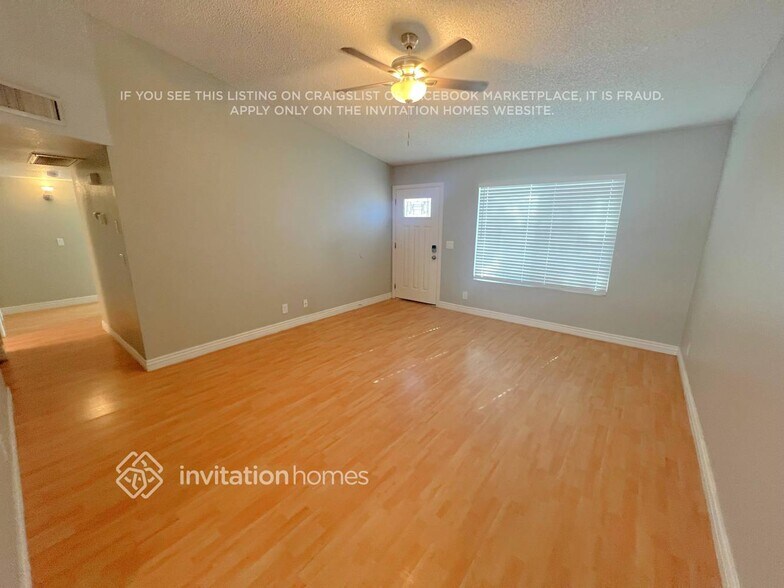 Building Photo - 2926 E Escondido Ave