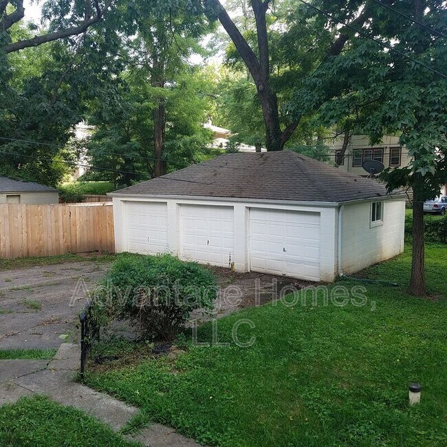 Building Photo - 413 E 63rd Terrace