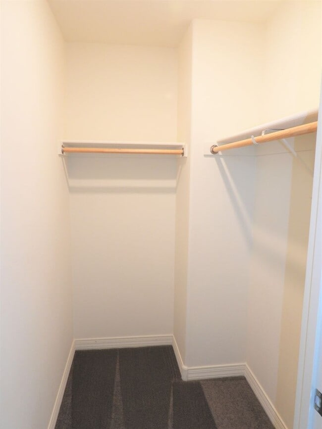 Building Photo - 4 Bedroom 2.5 Bathroom