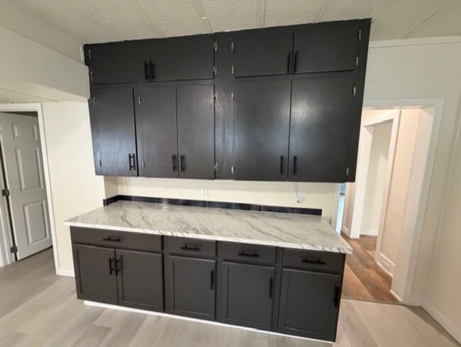 Building Photo - Stylish & Updated 2-Bedroom Home