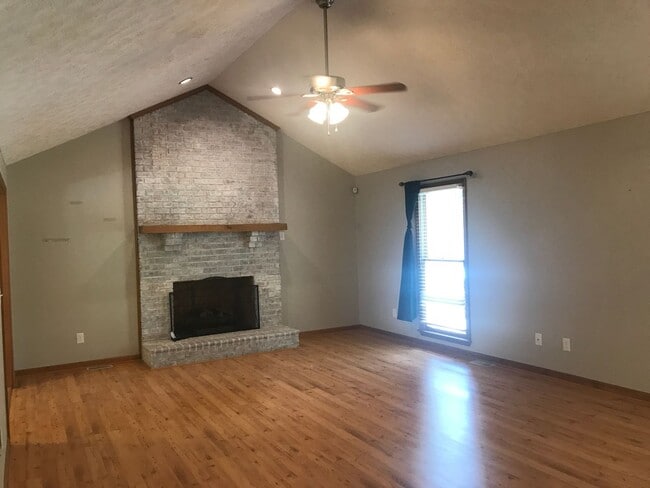 Building Photo - Stunning 3 Bedroom Home with Bonus Room