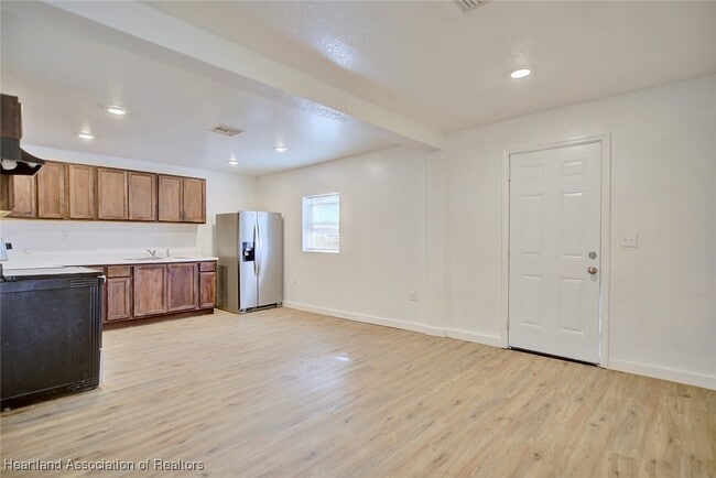 Building Photo - 915 S Waldron Ave