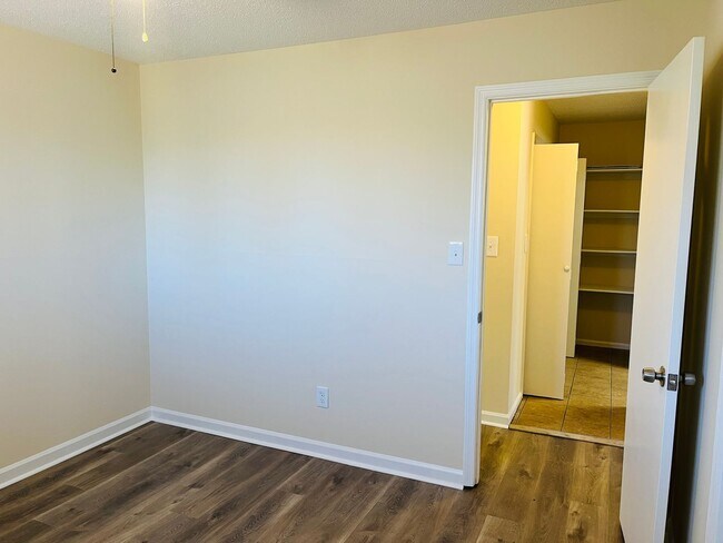 Building Photo - 13-15 Oakmount Dr