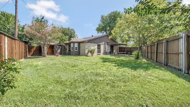 Building Photo - 605 San Saba Ct