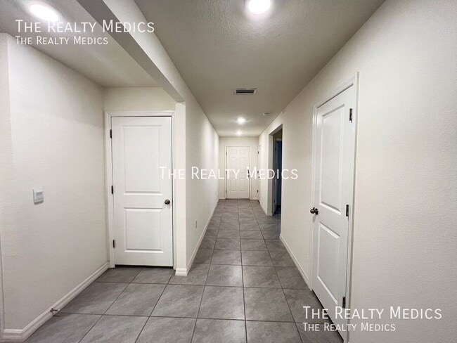 Building Photo - 4801 N Forest Ridge Blvd