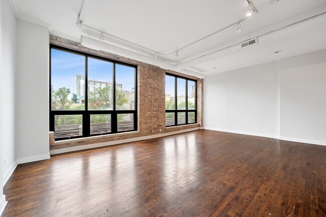 Building Photo - 1021 W Lake St
