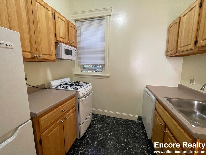 Building Photo - 108 Peterborough St