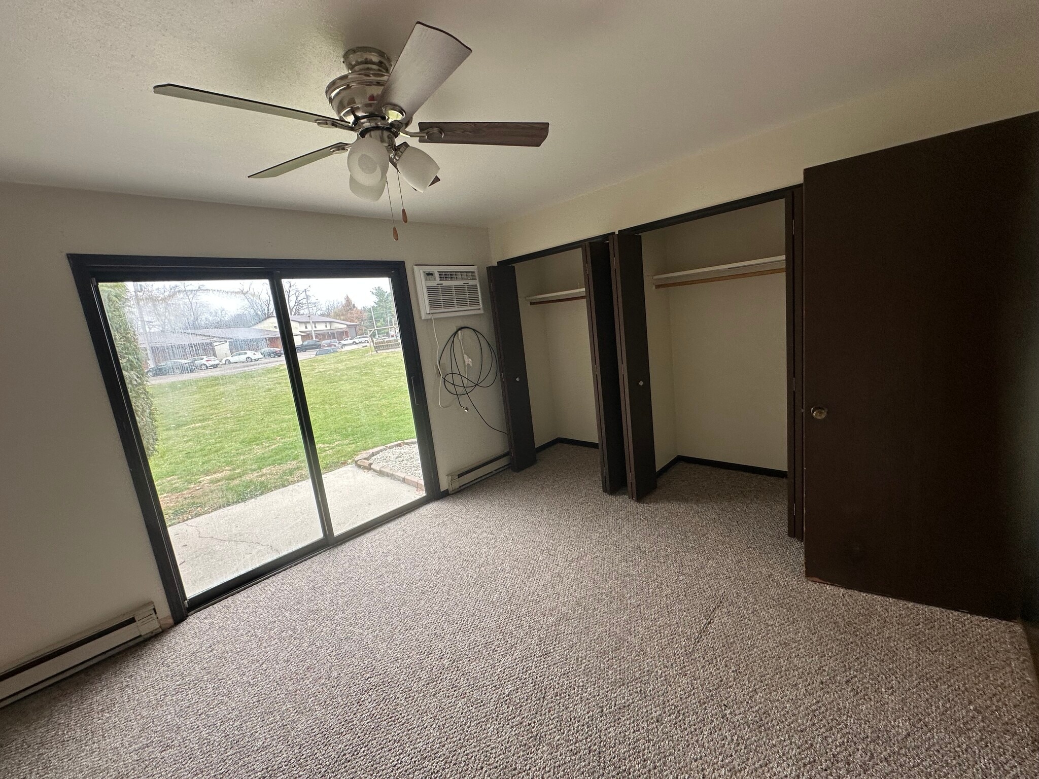 Building Photo - 1033 Lakeshore Dr