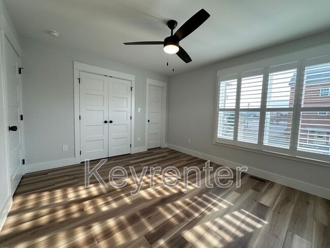 Building Photo - 210 7th St