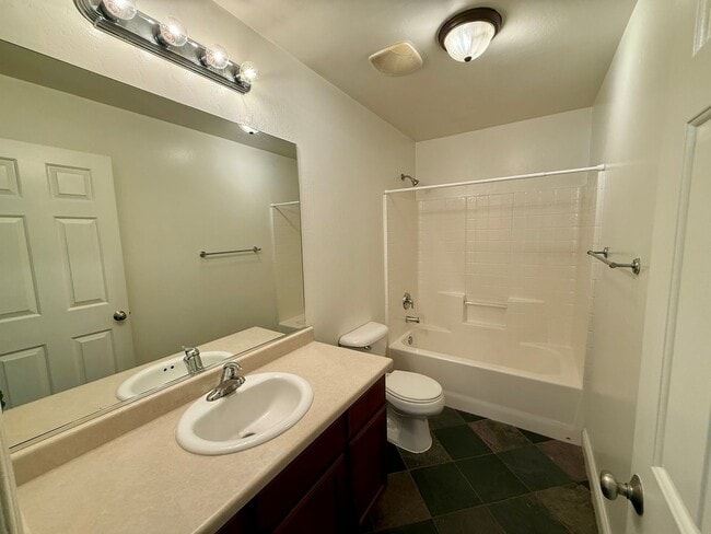 Building Photo - Beautiful 3 Bed / 2 Bath Home with Spacious Layout & Great Natural Light