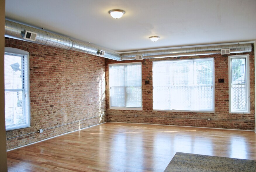 Building Photo - 2025 W North Ave