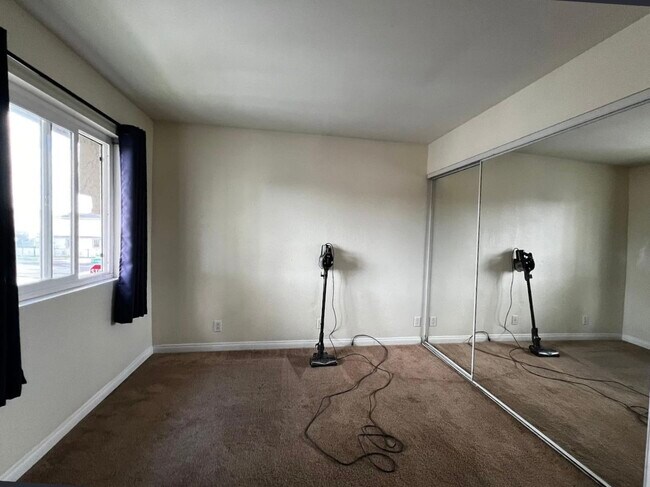 Building Photo - 4222 Menlo Ave