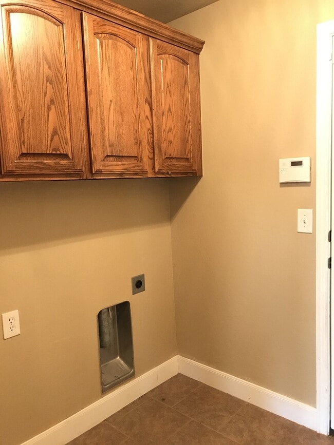 Building Photo - 4 bd/2 ba - Yukon adress - Mustang Schools