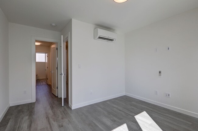 Building Photo - Stylish Capitol Hill Townhouse Living | 2 Bed + Den + Rooftop