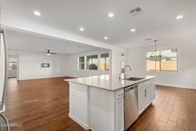Building Photo - 14038 W Desert Hollow Dr