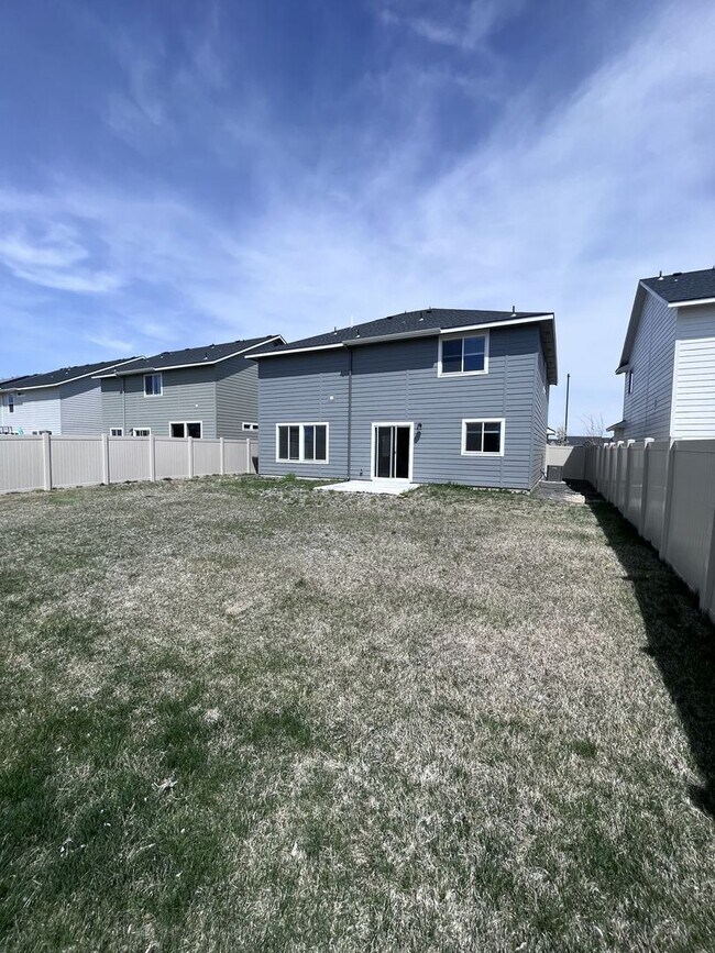 Building Photo - Central Located 4 bed 2.5 bath home