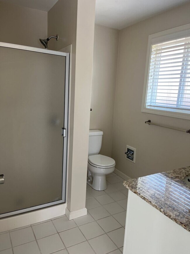 Building Photo - Great East Medford location with views of RoxyAnn