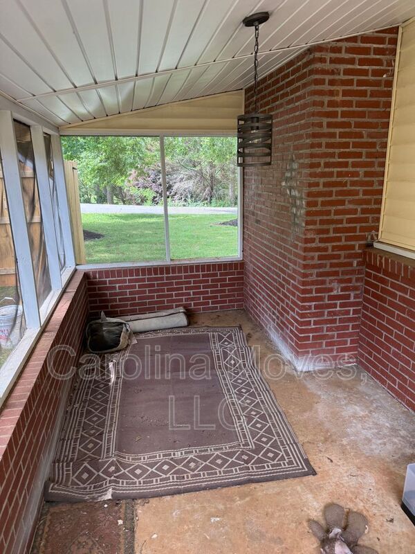 Building Photo - 1004 Blanton Pl
