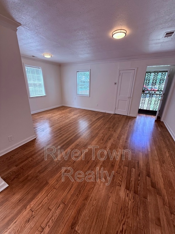 Building Photo - 2677 Larose Ave