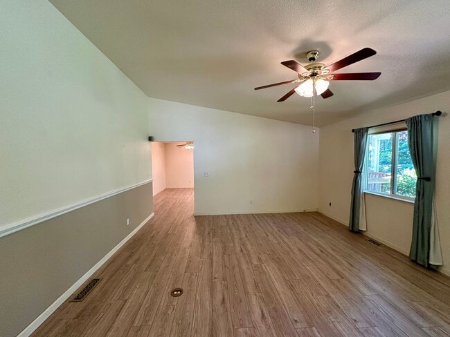 Building Photo - Adorable 3 Bedroom 2 Bathroom Home Just Minutes to Downtown Grass Valley