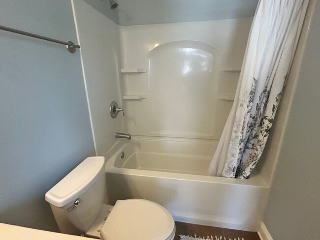 Building Photo - Two master suites - Super Location - Must See!