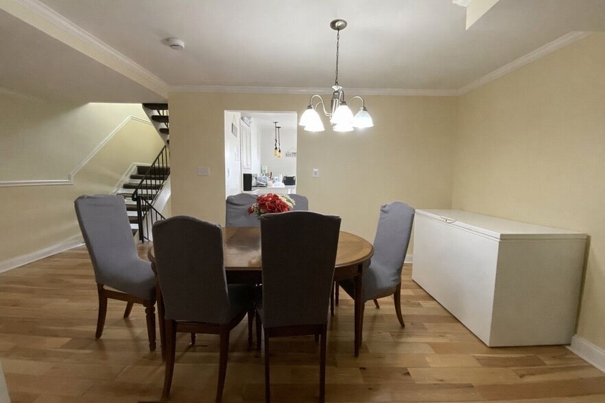 Building Photo - 7416 Rhondda Dr