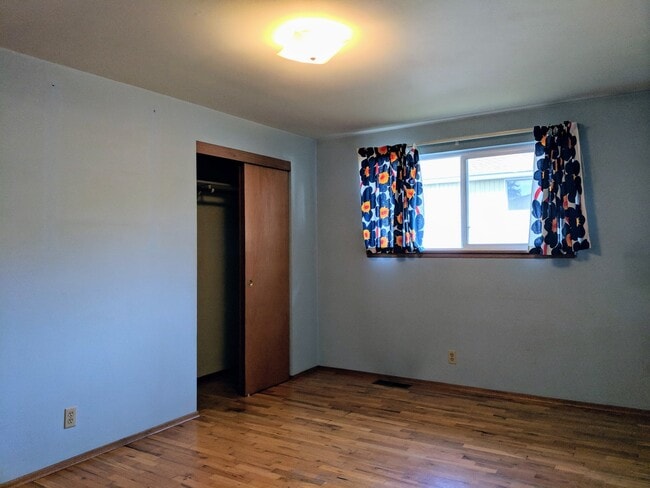 Building Photo - Spacious 3 Bed 2.5 Bath in Seatac
