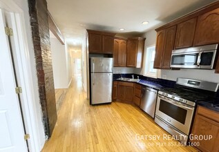 Building Photo - 5 Iroquois St
