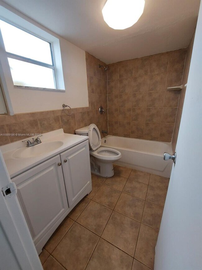 Building Photo - 978 SW 10th Dr