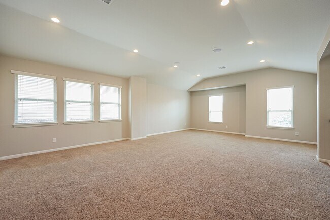 Building Photo - 5 Bedrooms and 3+ Living Spaces!