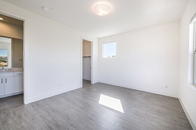 Building Photo - Luxury Living in Inspirada’s Gated Escala Community!