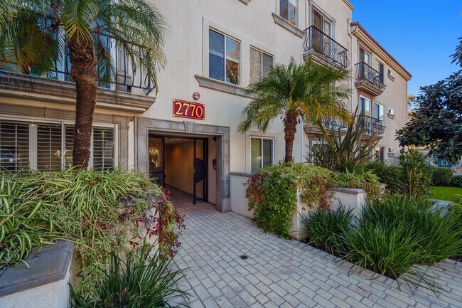 Building Photo - Stunning Remodeled Condo with Views in Banker's Hill