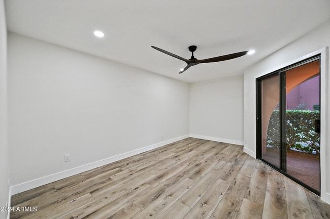 Building Photo - 12212 N Paradise Vlg Pkwy S