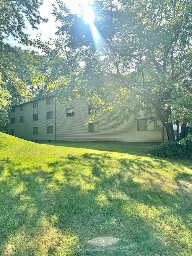 Building Photo - 17 Farmington Ave