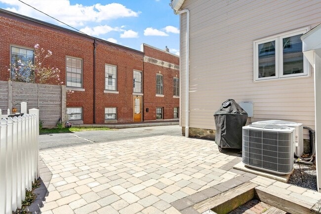 Building Photo - 129 Washington St
