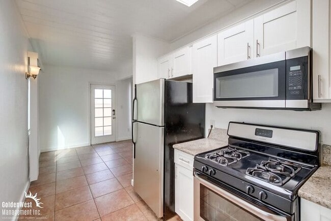 Building Photo - Modern 3Bdm 1Ba Duplex Home in Desirable Point Loma Heights Neighborhood!