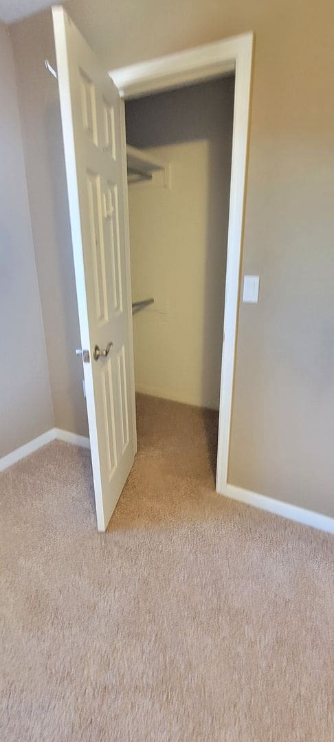 Building Photo - LARGE HOME WITH MANY UPDATES