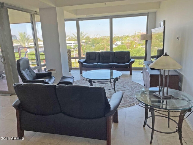 Building Photo - 7117 E Rancho Vista Dr