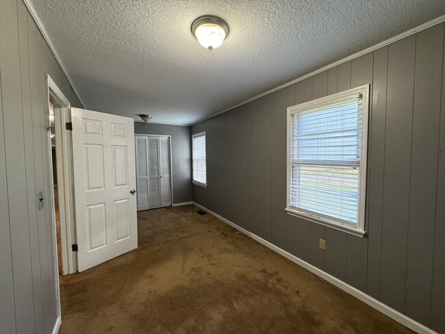 Building Photo - 2 Bedrooms- 1 Bathroom- House in Centre, AL!