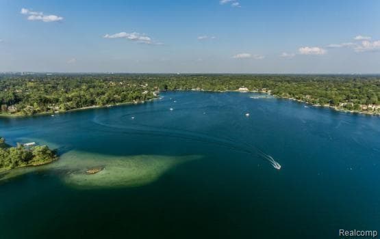 Building Photo - 2145 Lakeshire Dr