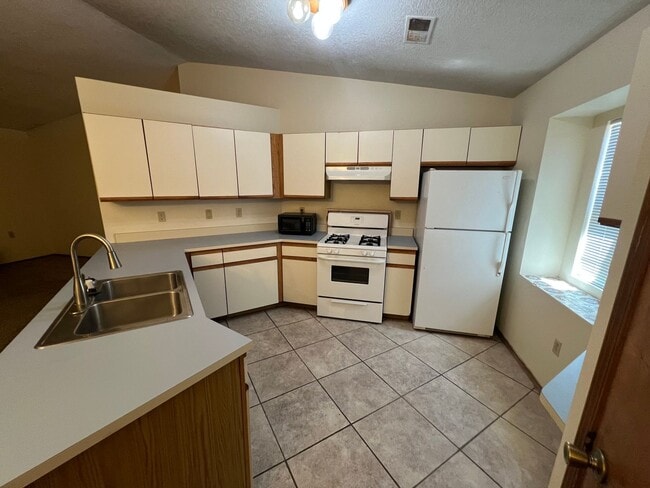 Building Photo - Taylor Ranch 3 Bedrooms 2 Bath 2/CG 1164/sf