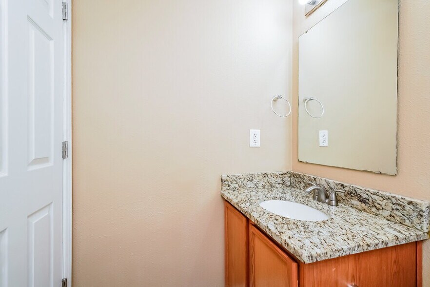 Building Photo - 5681 N Jefferson Dr